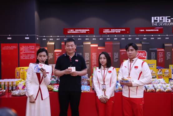 參觀冬奧展區(qū).JPG