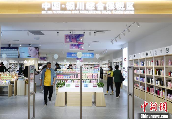 市民在跨境新零售體驗(yàn)店內(nèi)選購(gòu)商品。　于晶 攝