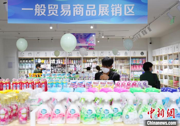 市民在跨境新零售體驗(yàn)店內(nèi)選購(gòu)商品?！∮诰?攝
