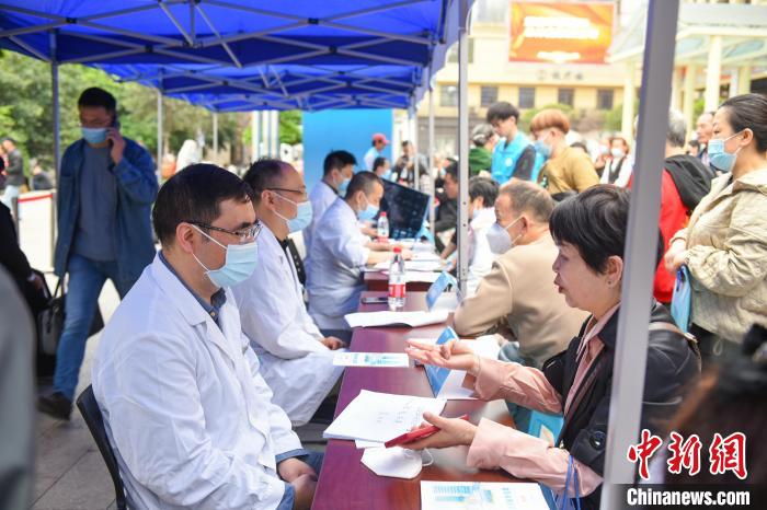 重慶大學(xué)附屬腫瘤醫(yī)院13日啟動全國腫瘤防治宣傳周系列活動?！≈貞c大學(xué)附屬腫瘤醫(yī)院供圖