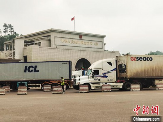 近日，位于中越邊境廣西憑祥市的友誼關(guān)口岸車水馬龍，裝載著東盟水果的跨境車輛來往不斷?！↑S艷梅 攝