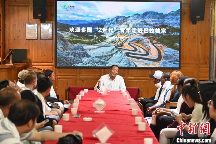圖為多國“Z世代”青年與斯那定珠交流。　李嘉嫻 攝