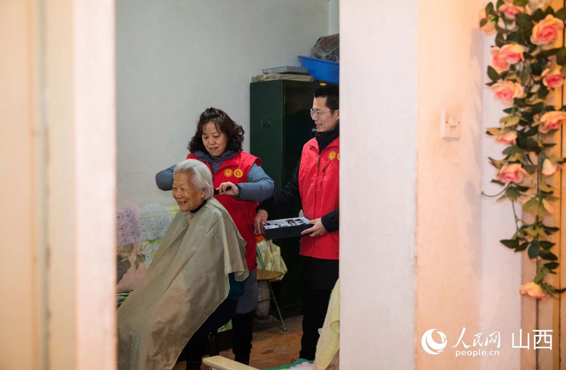 志愿者定期為老人理發(fā)。人民網(wǎng)記者 王帆攝